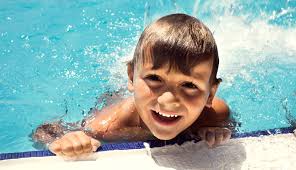 Alle trainer und anwesenden im schwimmbad sind frauen. Warum Schwimmen Lernen Fur Kinder So Wichtig Ist Ab Ins Wasser Kizz