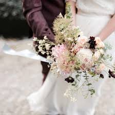 Weiße lilien sind klassische hochzeitsblumen, die mit reinheit, tugend, grazie und anmut in verbindung gebracht werden. Kreative Und Naturliche Hochzeitsfloristik Ganz Unverblumt