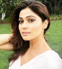 In this web series mona singh, shamita shetty, swastika mukherjee, raima sen, sharad kelkar, and parambrata. Shamita Shetty