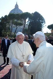 Hier spricht papa francesco! es ist bekannt, dass papst franziskus gern mal spontan irgendwo anruft. Papa Francesco Con Benedetto Xvi Vatikan Papst Servus