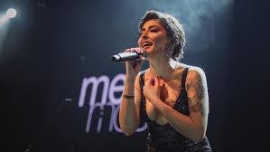 1988'de kayseri'de dünyaya gelen melek mosso adnan menderes üniversitesi müzik öğretmenliği bölümünden mezun oldu. Melek Mosso Kimdir Melek Mosso Nereli Ve Kac Yasinda Bilgi Yaziyorum