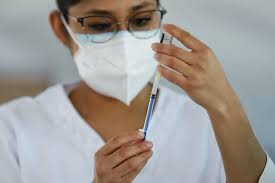 Todas las personas que entran en las actuales autorizaciones de uso de emergencia de la administración de alimentos y medicamentos (fda) pueden recibir la vacuna en estos centros, sin importar dónde vivan. Eiffu7iatxjl1m