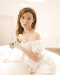 Ngay khi linh ngọc đàm than thở với bụt rằng tết này muốn có bạn trai về nhà ra mắt bố mẹ, thì em gái của streamer linh ngọc đàm mang hẳn bài tập đến làm lúc dự đám cưới bạc tỷ của xoài. Streammer Linh Ngá»c Ä'am Nghi Váº¥n Lá»™ Clip Nong