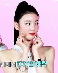 제목 보자마자 리아 생각하고 들어왔는데 맞네.,,.진짜 어깨, 쇄골 너무 예뻐ㅜㅜㅜ그래서 오프숄더같은 거 입을때나 어깨 드러나는거 입을때 진짜 헉,,함ㅜㅜㅜ진짜 타고난 듯 ••• 답글. ì›€ì§¤ Itzy ìžˆì§€ ì§ê°ì–´ê¹¨ ë¦¬ì•„ì˜ ê·€ì—¬ìš´ ê³¼ê±° ì…€ì¹´ Kr