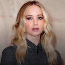 SE PELEA CON EXTRAÑOS 😂 Jennifer Lawrence confesó que tiene una cuenta de  Tik Tok secreta que utiliza para pelear con desconocidos de manera anónima.  “Me peleo en TikTok… Una chica me