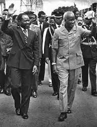 Kaunda bol učiteľom na základnej škole a internátnym majstrom v lubwe a potom riaditeľom v lubwe v rokoch. The Tribe President Samora Machel Mozambique President Kenneth Kaunda Zambia Facebook