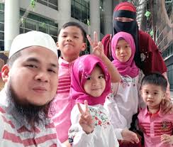 Ebit's house, cars and family / image credits: Achtung Siapa Ustaz Ebit Lew