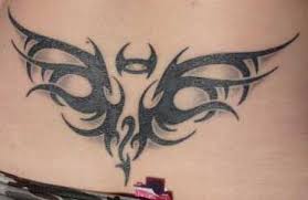 Tatouage dragon tribal oriental réalisé sur dos tatouage de dragon tribal à l encre noir au milieu du dos. Tatouage Bas Du Dos Modele De Tatouage En Bas Du Dos Tattoo Sexy Peridurale Et Tatouage Tattoo Tatouages Com