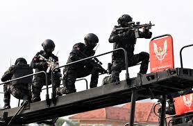 Pertunjukkan senjata oleh unit tindak khas ( utk ) pdrm sempena lawatan kerja ketua setiausaha negara, datuk seri dr. Sang Saka Biru Berkumandang Seluruh Negara Utusan Borneo Online