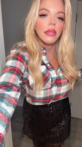 We love a flannel, I never really thought to try to dress it up but I’m  kinda into it 💃🏼🎅🏼🎄🔥 #walmart #walmartfinds #flannels #ootd #momstyle  #momfashion #sequinskort #size8fashion