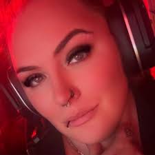 Anyone else having issues with it connecting to the servers?? Constantly  kicking me out.