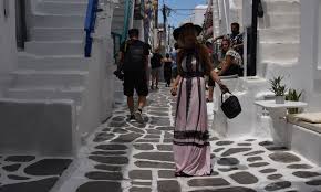 The island has an area of 85.5 square kilometr. Mykonos Opws To 60 Adeies Oi 3aplwstres Sth Psaroy Ligos Kosmos Sta Magazia Kyriws Me Ellhnes Fosonline