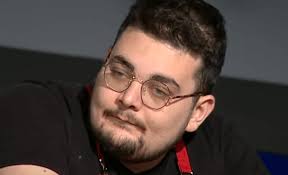 Yarışmaya antalya'dan katılan masterchef uğur aşçılık mesleğini yapıyor. Foja1b3uk6t5tm