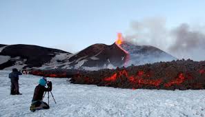 Gunung berapi paling aktif di dunia, gunung kilauea terdapat di negara ini. Gunung Merapi Dan 3 Erupsi Di Dunia Yang Jadi Destinasi Wisata Travel Tempo Co