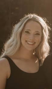 Julie Hash's Instagram, Twitter & Facebook