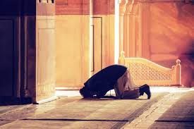 Allah ta'ala berfirman, وَاللَّهُ فَضَّلَ بَعْضَكُمْ عَلَى بَعْضٍ فِي الرِّزْقِ dan allah melebihkan sebahagian kamu dari sebagian yang lain dalam hal. Bolehkah Sholat Tahajud Sebelum Tidur Ini Penjelasannya Orami