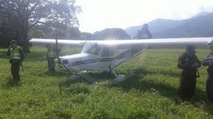 Este vídeo muestra cómo una avioneta de las autoridades costarricenses persigue a otra aeronave cargada de droga que, posteriormente, se estrello en suelo guatemalteco. Noticias De Medellin Minuto30 Com Minuto30 Com