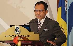 Dpm ertinya seseorang pegawai imigresen berpangkat pegawai imigresen kanan atau pegawai imigresen tinggi yang mahir berkenaan kawad dan protokol, dilantik oleh ketua pengarah sebagai drill and protocol master bagi jabatan imigresen malaysia Indera Khairul Dzaimee Dilantik Ketua Pengarah Imigresen Bermula Esok Free Malaysia Today Fmt