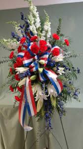 Our red, white & blue sympathy spray is a beautiful and patriotic tribute to a loved one. Red White Blue Standing Spray By Haehn Florist Greenhouses