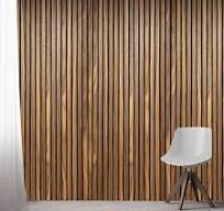 Mur en panneaux de bois à lattes acoustiques légèrement ...