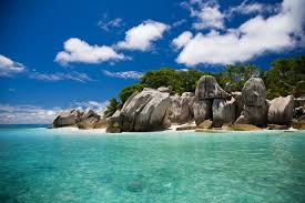 Située à l'extrémité nord de l'île de tahuta, cette fine langue de sable blanc se distingue par son charme naturel et son atmosphère paisible, idéale pour les voyageurs en quête de calme et de tranquillité. Les Marquises Quand Et Comment Y Aller Rance