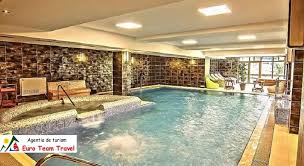Tichetele / voucherele de vacanta sunt bonuri de valoare, asemanatoare cu tichetele de masa, sau sub forma unui card bancar pe suport electronic, cu care cel care pachetul de servicii turistice care poate fi achiziţionat pe baza tichetelor de vacanţă poate cuprinde: Hotel Escalade Poiana Brasov Cazare Poiana Brasov