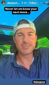 Y'all notice anything different about Riley Green since he was in town for  the ACM's???? 🔥🔥🔥