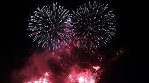 Un feu d'artifice reproduit une échelle dans le ciel 08 octobre 2015. Caen Environ 5000 Personnes Pour Le Feu D Artifice Du 14 Juillet Caen Maville Com