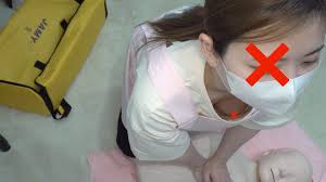 救命講習胸チラNo.52】保育士さん（隠れ巨乳）中堅OLさんの乳首乳輪チラ | アダルト動画・画像のコンテンツマーケット Pcolle