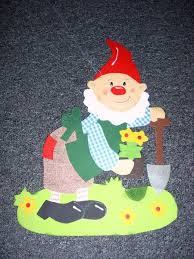 Fensterschmuck Gartenzwerg Fensterbild Aus Tonkarton Fruhling Ein Basteln Fruhling Ostern Basteln Fruhling Bastelarbeiten Aus Papier Und Pappe