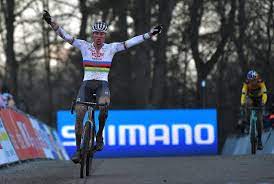 Mathieu van der poel kiest zijn dagen uit voor ritzeges (en verbluffende solo), wout van aert strijdt iedere rit voor zijn positie in het eindklassement. What We Learned From The Opening Cross Clash Between Mathieu Van Der Poel Wout Van Aert Tom Pidcock Velonews Com