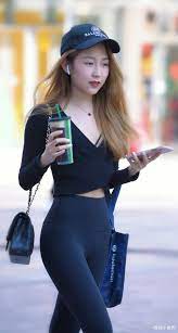 真没想到 小个子的女生穿紧身瑜伽裤也这么好看 手机搜狐网in 2021 skinny girls high waisted skirt fashion