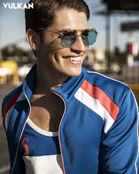 Gregg Sulkin píše knihu