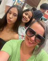 Parabéns, sobrinha linda! Que seus sonhos floresçam com leveza e cor, bem  do jeito que você merece! Ter você como sobrinha é uma alegria que renasce  todos os dias dentro de mim.