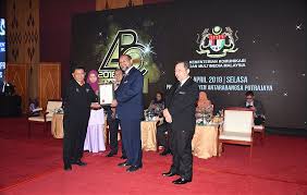 Sultan abdul halim muadzam shah yang merupakan anakanda saudara almarhum tunku bersama sultanah bahiyah menunggu ketibaan jenazah tunku. Photo Gallery Category Sesi 3 Image Sesi 3