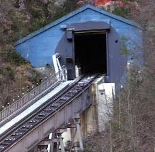 November 2000 kamen 155 menschen ums leben, als die standseilbahn von kaprun feuer das seilbahnfeuer von kaprun 2000. Katastrophe Von Kaprun Todesfalle Fur 155 Skifahrer Welt