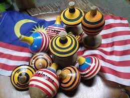 Gasing, merupakan permainan tradisional dari melayu. Facebook