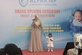 Kini siti nurhaliza memilih untuk mengurangi aktivitasnya di dunia hiburan. Contek Cara Siti Nurhaliza Ajari Sang Anak Agar Pandai Bicara