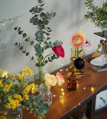 春こそ 花のある暮らし を お部屋に馴染むおしゃれな花の飾り方 folk 花の飾り リビング 花 花を生ける