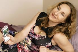 Women are using Tinder to con men into doing chores