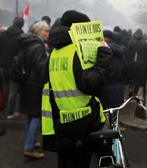La page plein le dos vise ainsi à rassembler une partie des milliers de dos de gilets portant des messages manuscrits ou dessinés, en évitant les doublons. Plein Le Dos