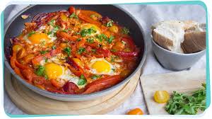 Weitere ideen zu shakshuka rezept, shakshuka, rezepte. Shakshuka Rezept Fur Die Kostliche Tomaten Paprika Pfanne Mit Ei Bayern 1 Radio Br De