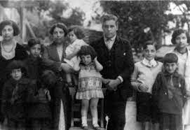 En poste à bordeaux lors de la débâcle française de 1940, il refuse de suivre les ordres du gouvernement portugais de salazar et délivre sans distinction plusieurs milliers de visas aux personnes menacées souhaitant fuir la france. Recognizing The Angel Of Bordeaux Usf Professor Helps Promote The Life Of A Holocaust Hero