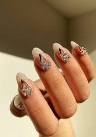 Tener las uñas pintadas y aseadas es un indicio de educación y limpieza, ya que llevar las manos y los pies arreglados hacen que la persona se vea más atractiva. 10 Disenos De Unas Con Piedras Y Diamantes Mini Para Un Manicure De Lujo