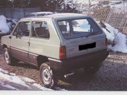 Köşeli farlar, plastik kaplamalı çamurluklar ön bölümü farklılaştırmış. Fiat Panda 4x4