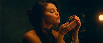 She is the daughter of mandy teefey and ricardo gomez. Selena Gomez Transforma Homens Em Sapos No Clipe De Boyfriend Veja Jovem Pan