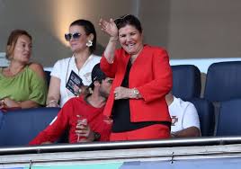 Maria dolores dos santos was born on december 31, 1954, in machico, madeira, portugal, into a modest she got married to josé dinis aveiro, who worked as a municipal gardener in funchal. Who Is Ronaldo S Mum And How Did She Help Him As Footballer Breaks Down Over His Alcoholic Dad Mirror Online