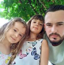 Vjet luajtën në Evropian, tash e eliminuan Italinë, kampionin e Evropës,  janë afër kualifikimit në kampionatin botëror, kurse tek ne, temë nacionale  është… Esati. 👍 👌