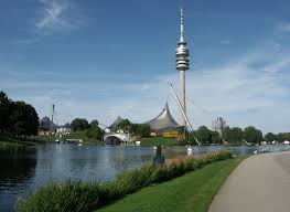 Olympiapark Mit See Und Fernseeturm In Munchen Munchen Fernsehturm Olympia