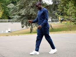 Wir haben bei gutem wetter und nach ermessen bis maximal 22 uhr unsere terasse für euch geöffnet. N Golo Kante Verpasst Zug Und Besucht Spontan Fans
